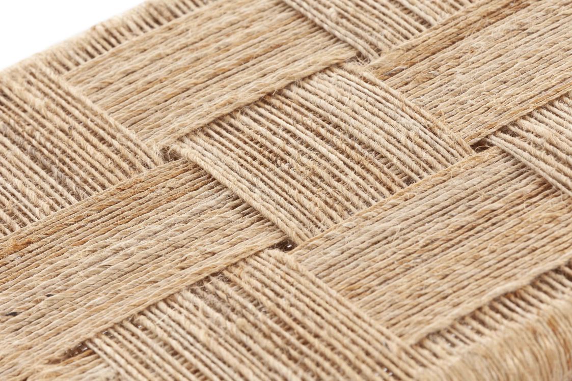 Detailaufnahme der geflochtenen Sitzfläche des Roots Hockers aus Naturfasern.