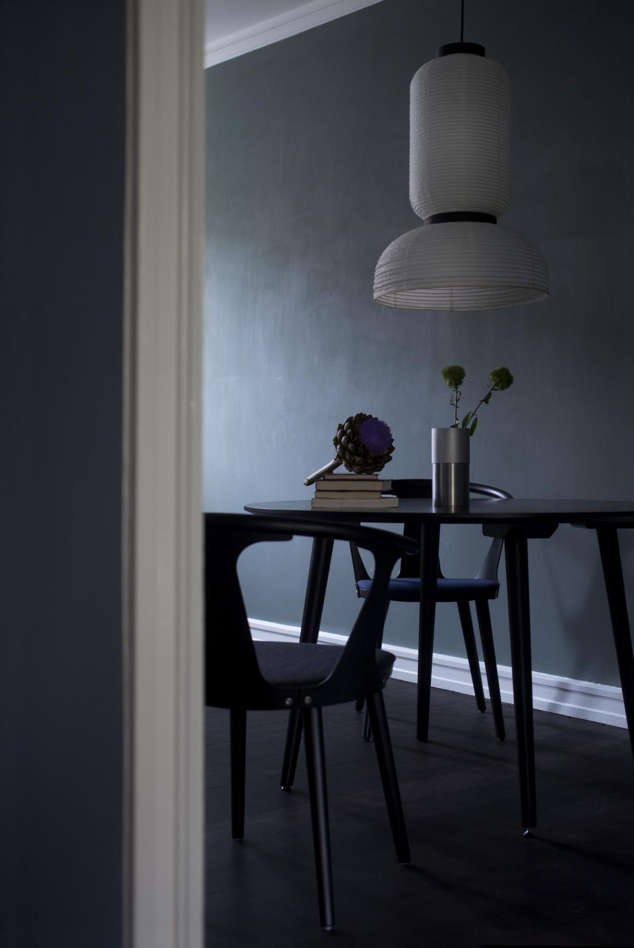 Formakami JH3 Hängeleuchte über Esstisch mit Stühlen, Vase und Artischocke. Japanische Papierlampe.