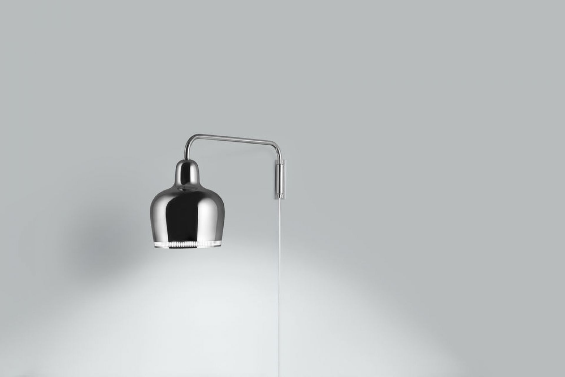 A330S Golden Bell Wandleuchte in Chrom: Detailaufnahme der eleganten Design-Wandlampe.