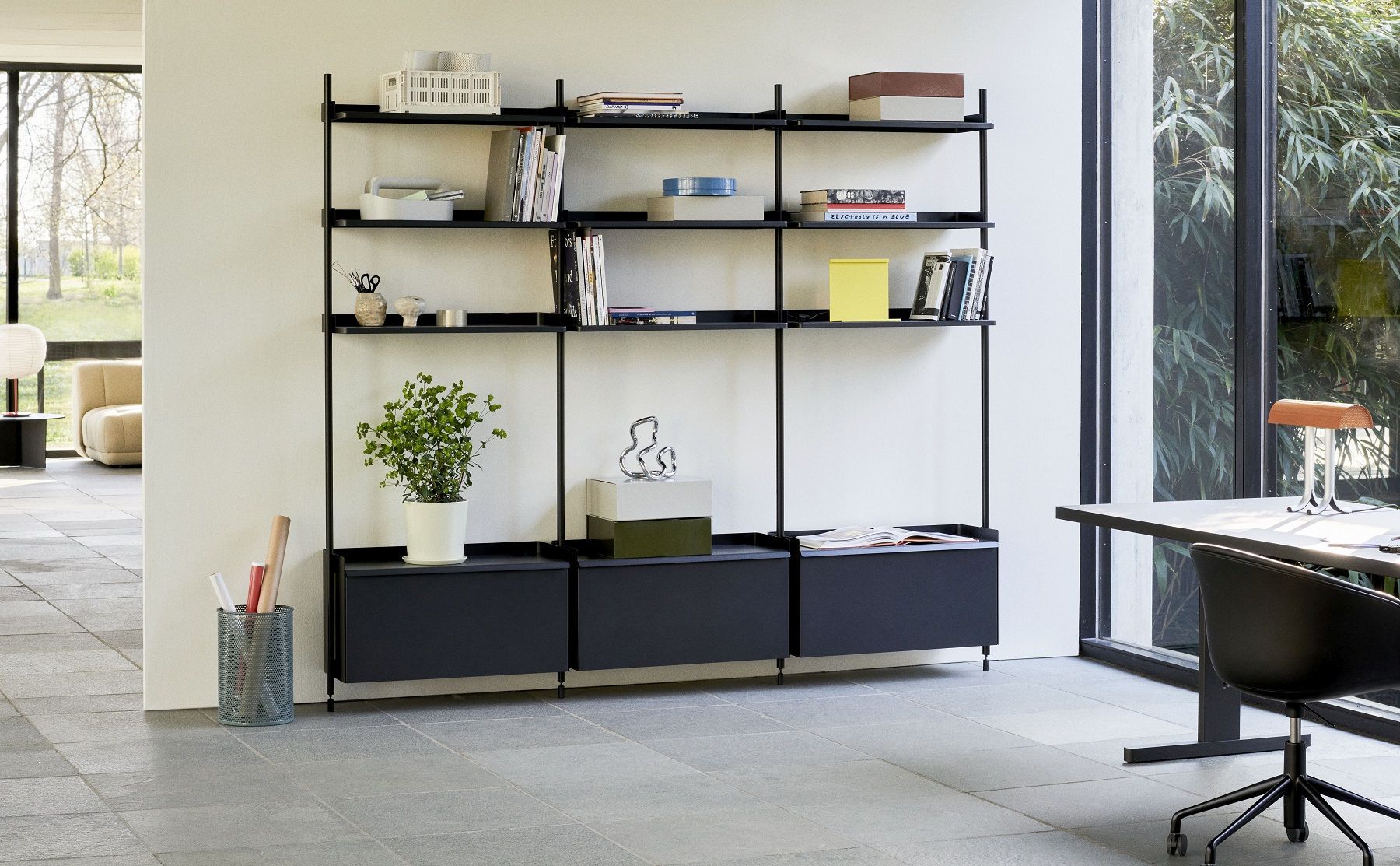 Helles Interieur mit Pier System Regal: Weißes Hay Regal mit drei Säulen, gefüllt mit Deko.