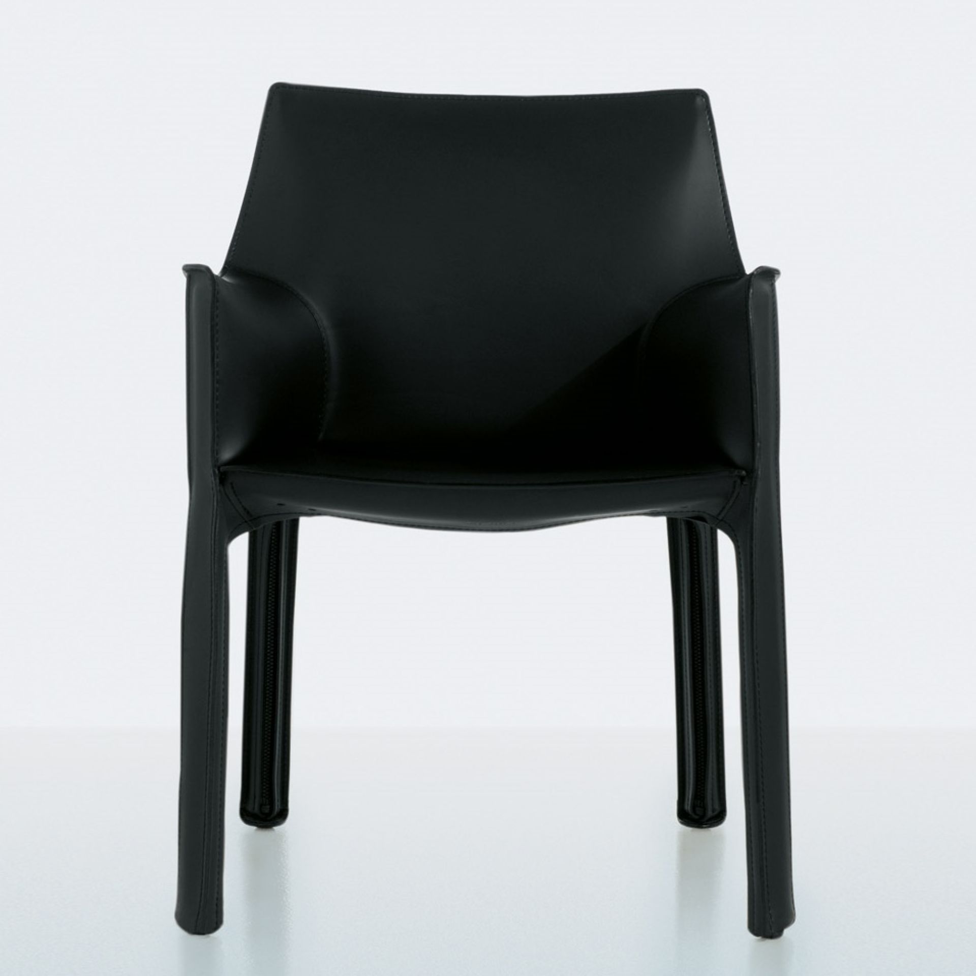 Schwarzer 413 Cab Armchair von Cassina, ein moderner Ledersessel mit Armlehnen für Wohnzimmer und Büro.