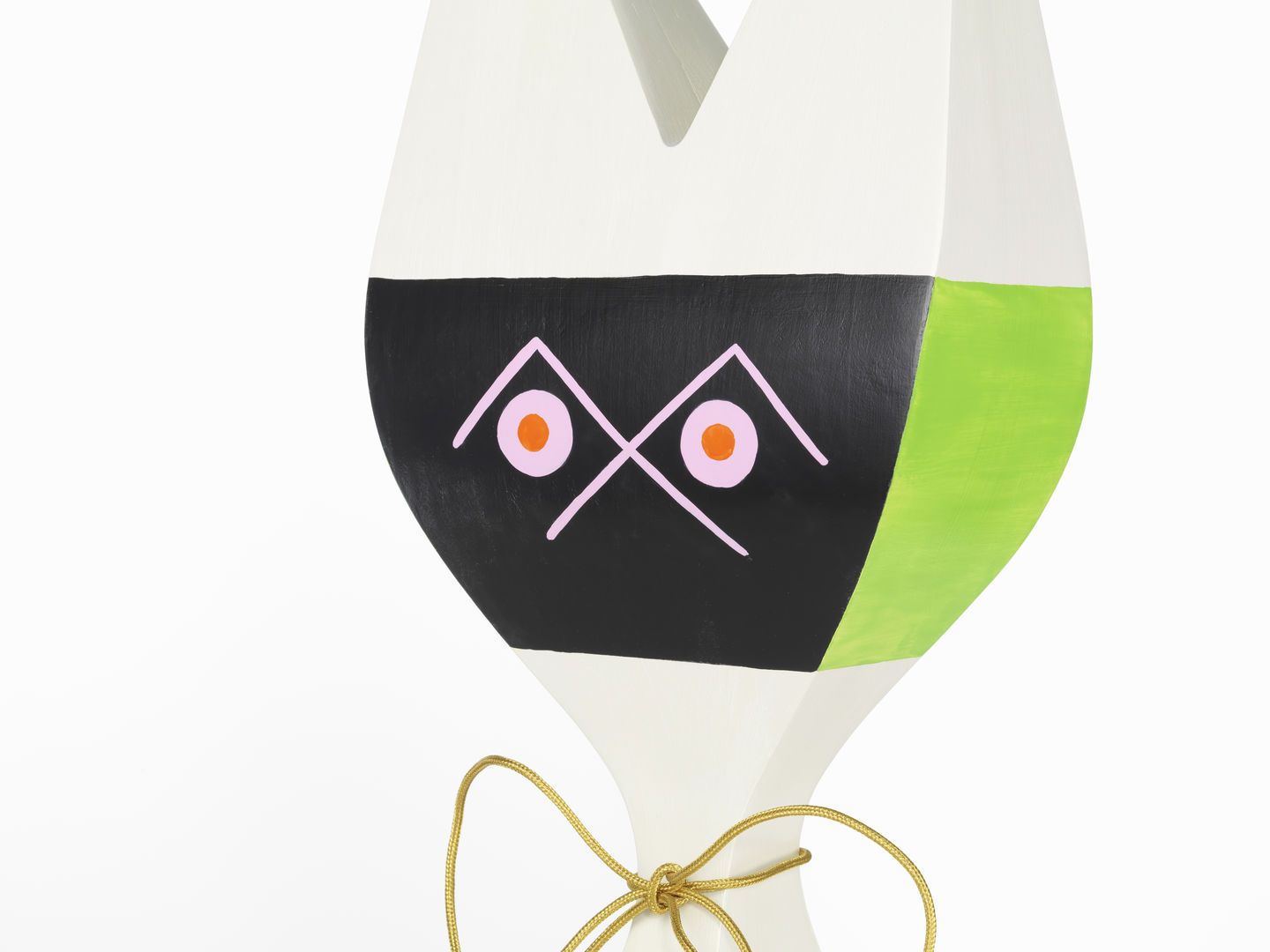 Detailansicht der Wooden Dolls Large Holzfigur No.9, ein handbemaltes Vitra Sammlerstück mit goldenem Band.