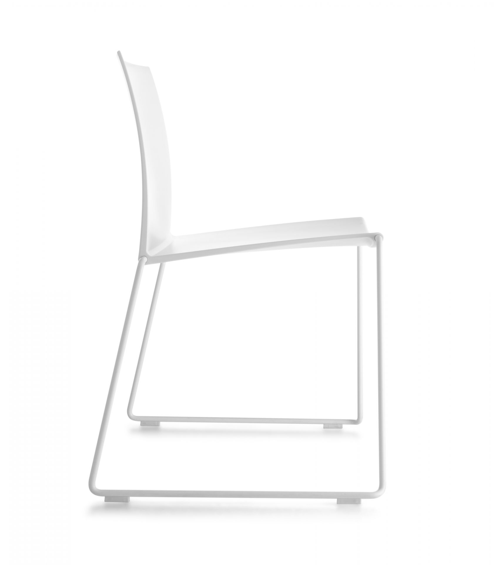 Seitenansicht des weißen M1 Stuhls von MDF Italia mit minimalistischem Design und Stahlgestell.