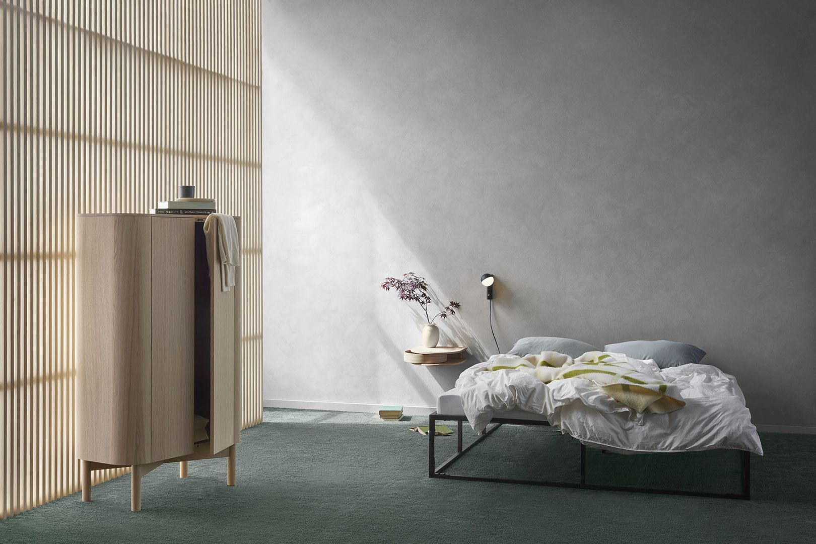 Loud Schrank aus geräucherter Eiche im Schlafzimmer mit Bett und grünen Teppich.