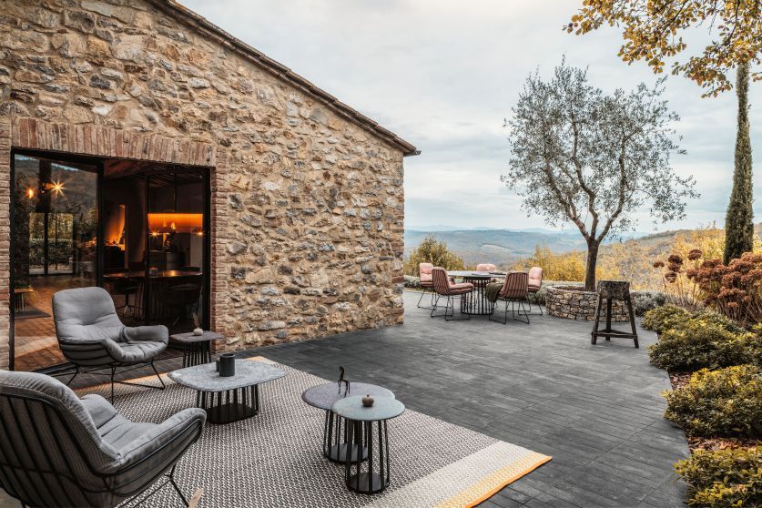 BC 09 Basket Outdoor Tisch/Beistelltisch von Janua, Travatin Sriato, für stilvolle Terrassenmöbel im Außenbereich.