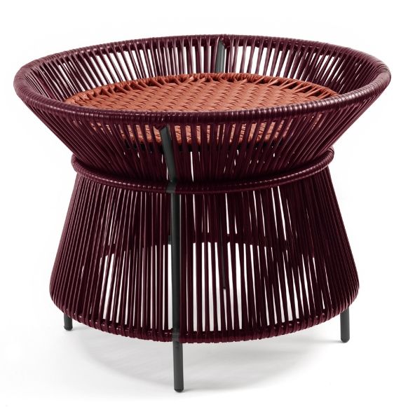 Caribe Chic Basket Table: Geflochtener Outdoor-Tisch in Schwarzrot/Kupfer mit schwarzem Gestell. Gartentisch für Balkon und Terrasse.