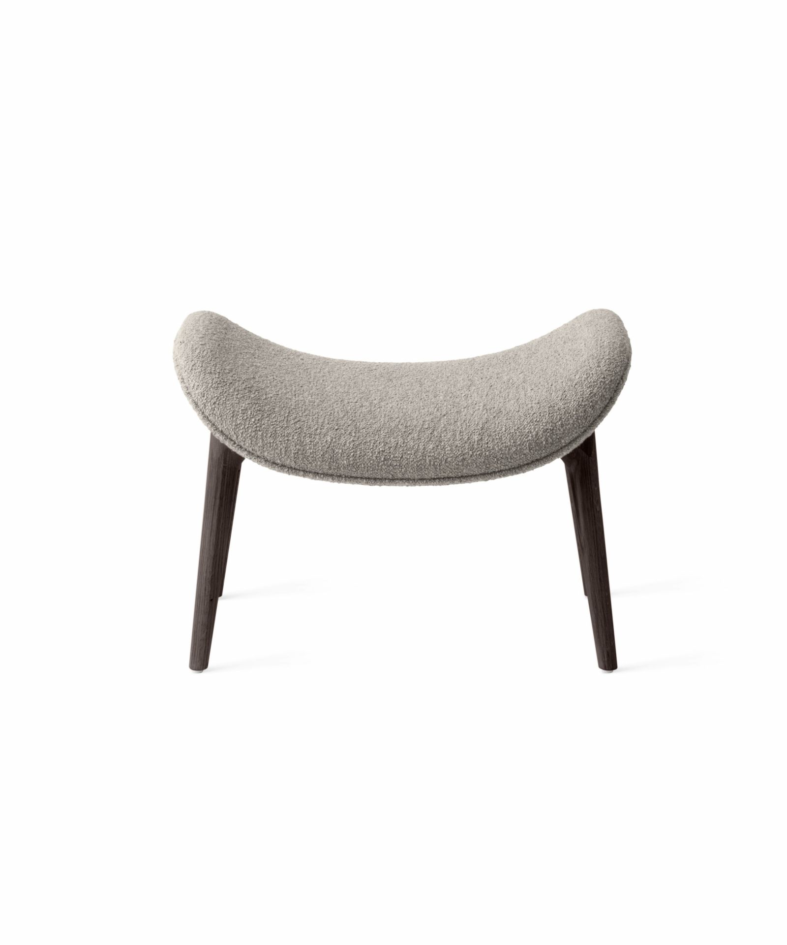 Lodge Fußhocker Vipp mit grauem Stoffbezug und dunklen Holzbeinen, freigestellt auf weißem Hintergrund.