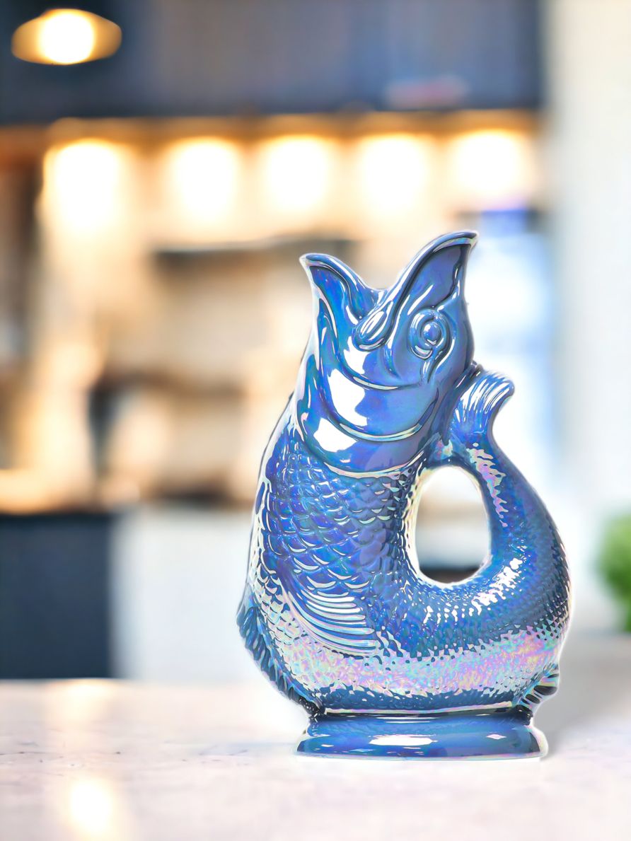 Gluckigluck Karaffe in Blau mit schimmerndem Glanz, Fisch-Design, dekorative Wasserkaraffe für den Esstisch.
