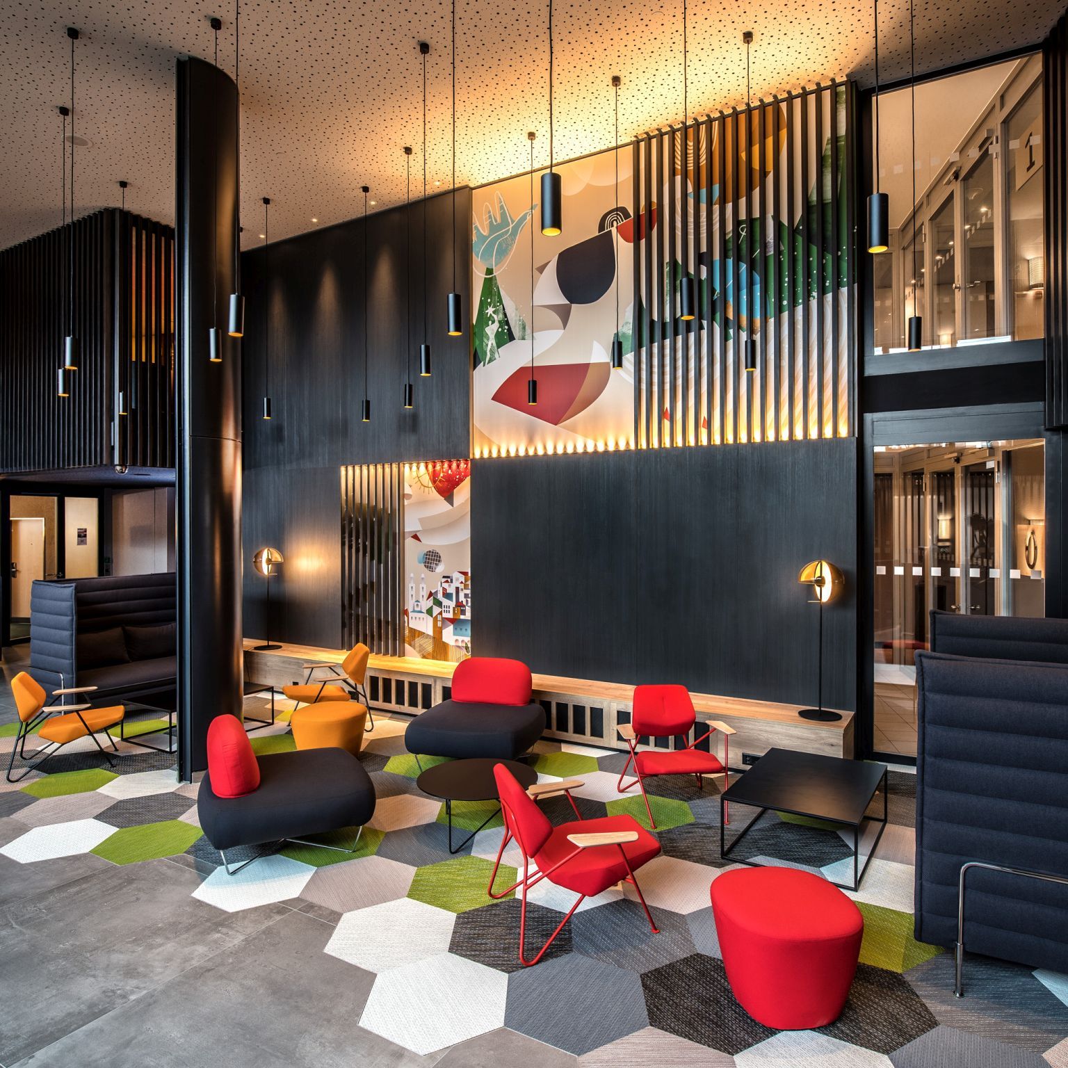 Lounge-Bereich mit Prostoria Beistelltisch, modernen Sesseln und hexagonem Teppichmuster. Designmöbel für Indoor- und Outdoor-Bereiche.