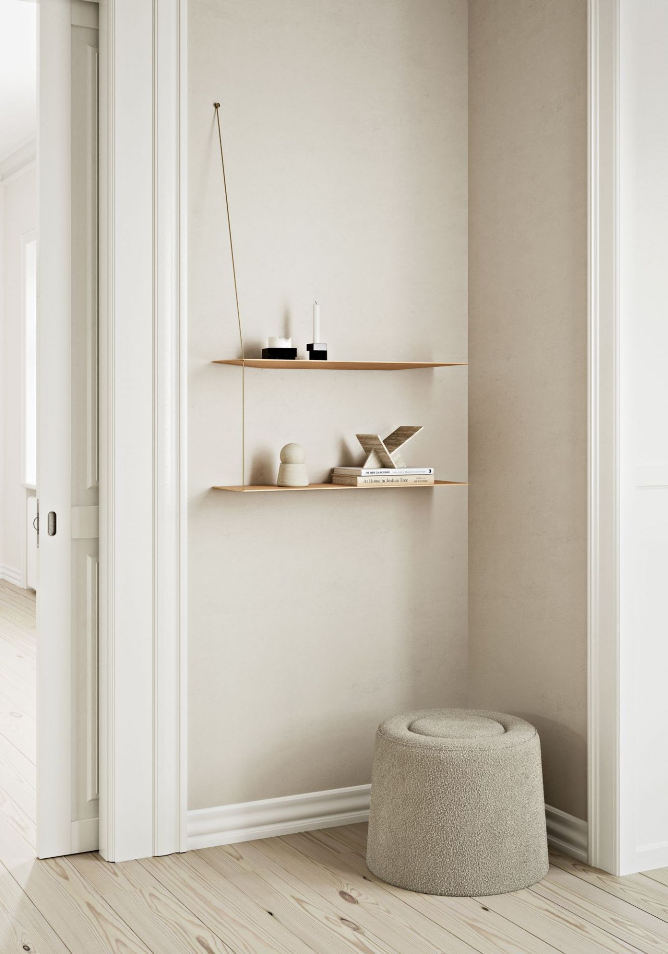 Stedge Wandregal von Woud in heller Raumgestaltung mit Dekoration und Hocker. Skandinavisches Design.