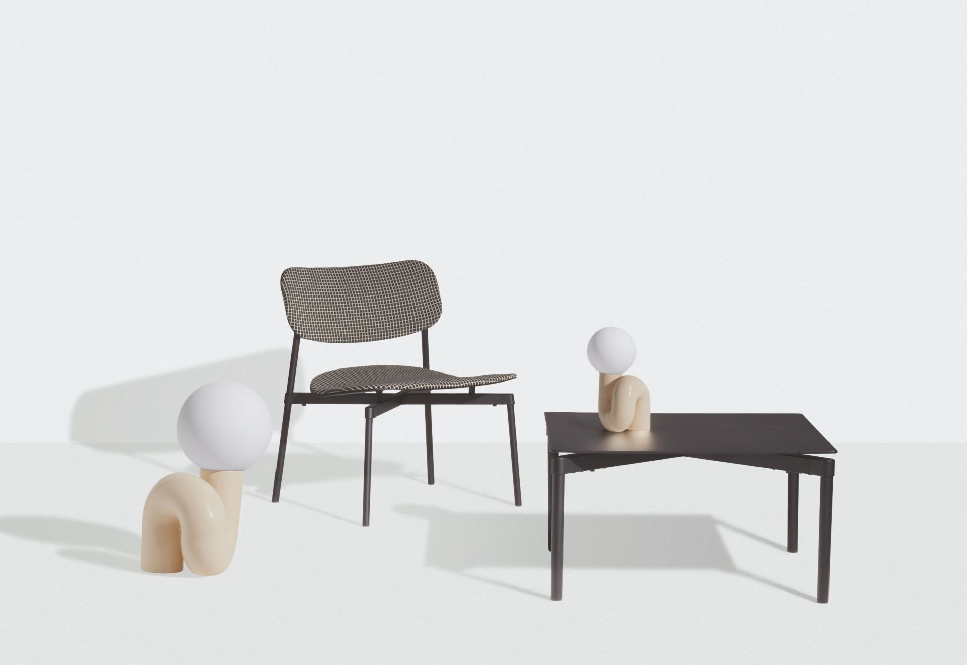 Moderner Couchtisch, Stuhl und Lampe vor weißem Hintergrund. Fromme Coffee Table ähnlicher Couchtisch.