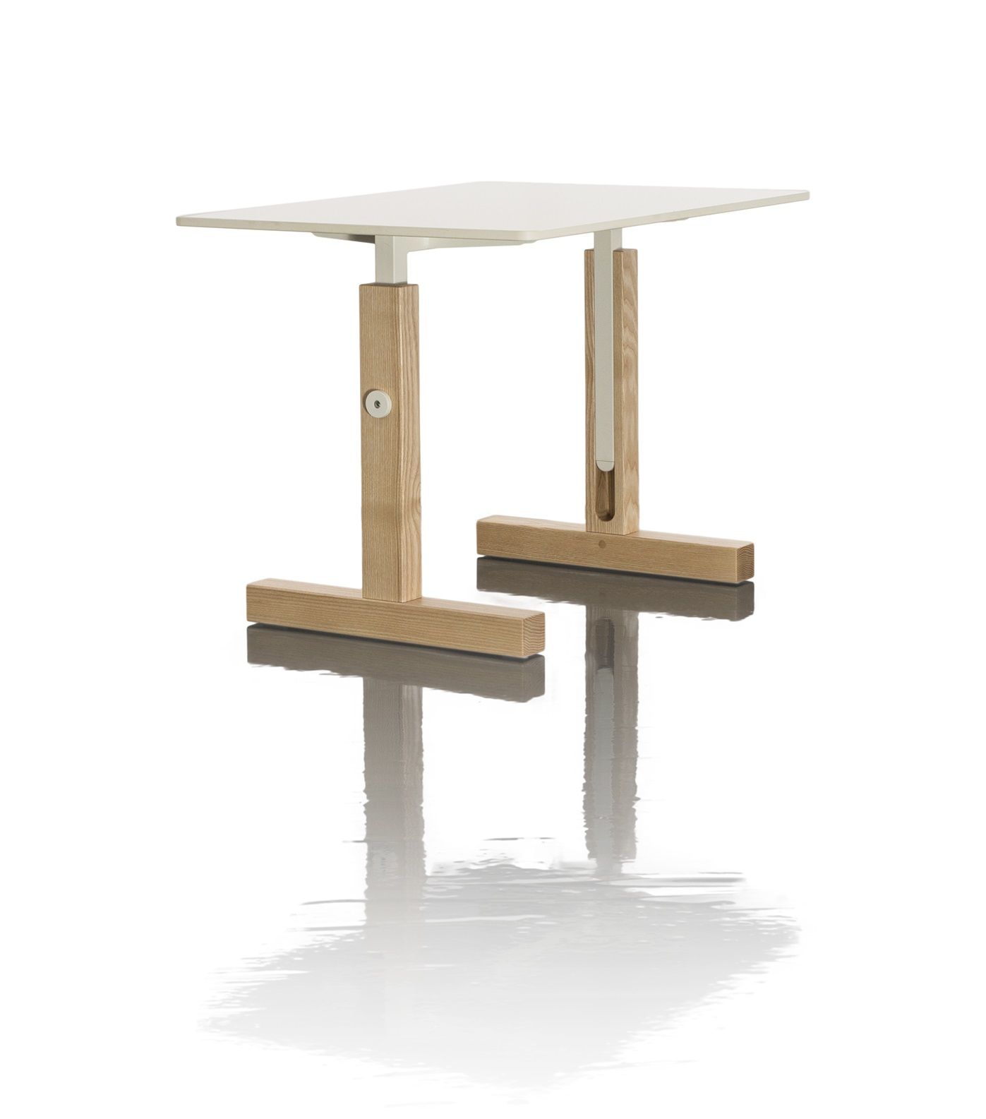 Magis Little Big Table Kindertisch: Höhenverstellbarer Tisch mit Holzbeinen und weißer Tischplatte.