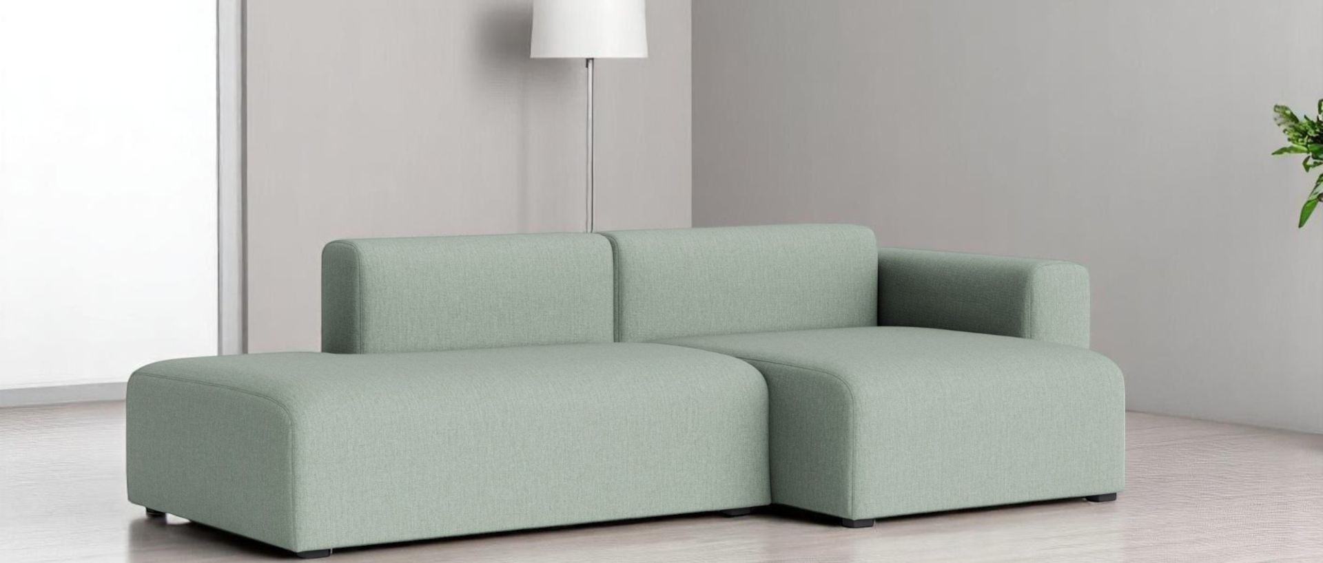 Helles Mags Sofa mit Armlehne rechts, bezogen mit Linara Stoff, modernes Wohnzimmer Design.