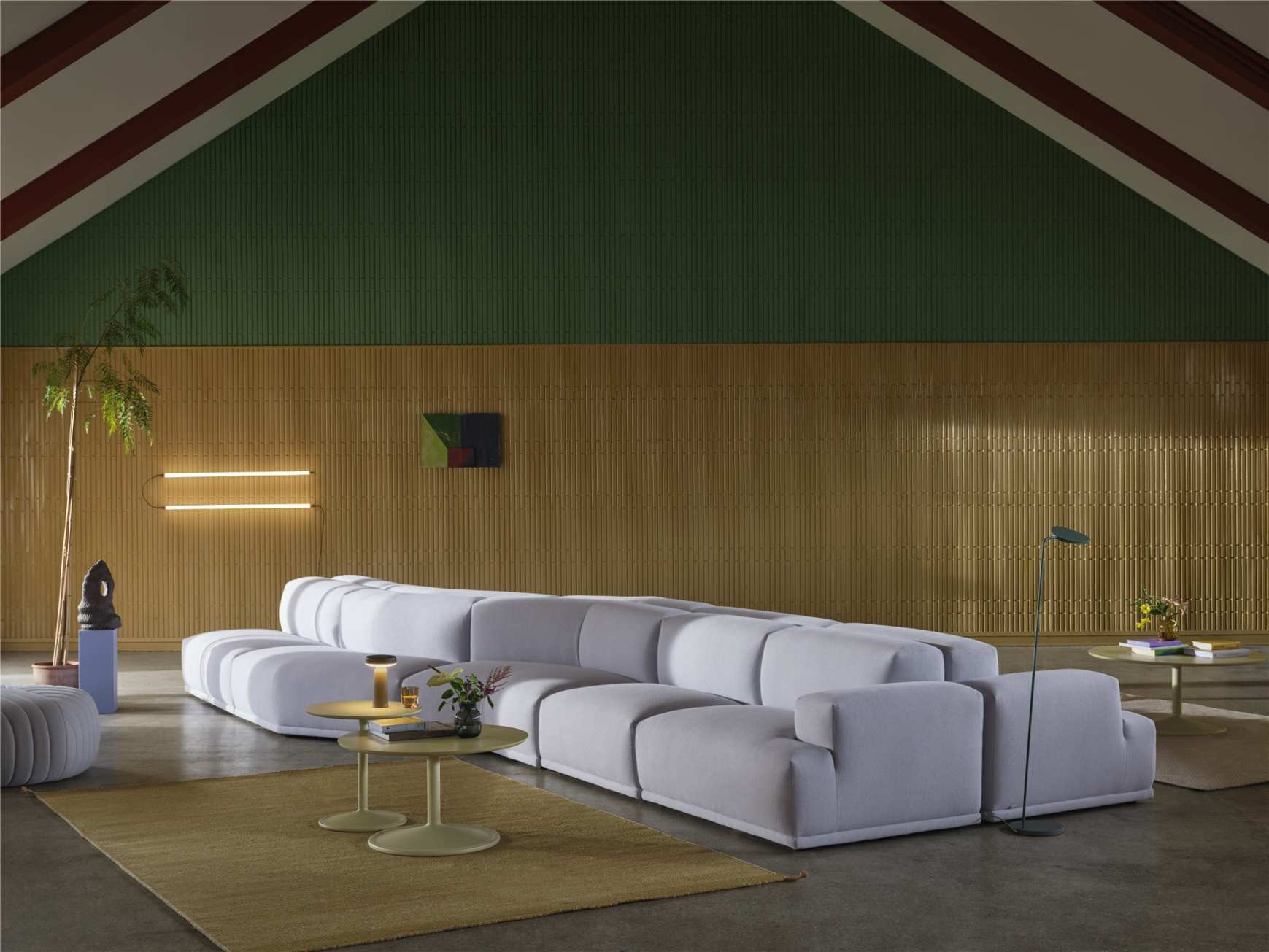 Wohnzimmer mit Muuto Wandleuchte Fine Wall, Sofa, Tisch und Teppich. Moderne Innenarchitektur.