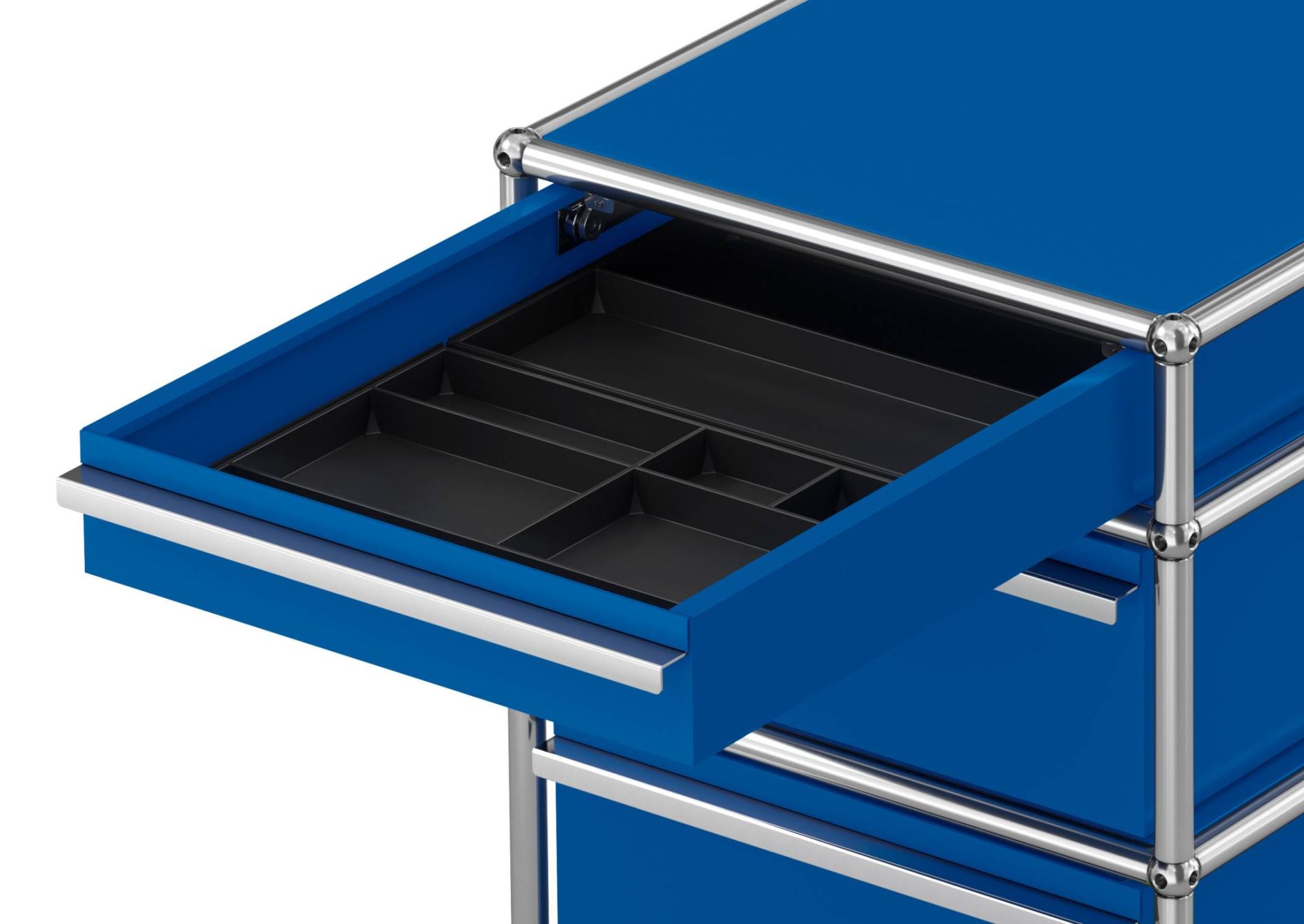 Detailaufnahme: Enzianblauer USM Haller Rollcontainer mit drei Schubladen, eine Schublade ist geöffnet und zeigt Facheinteilung.