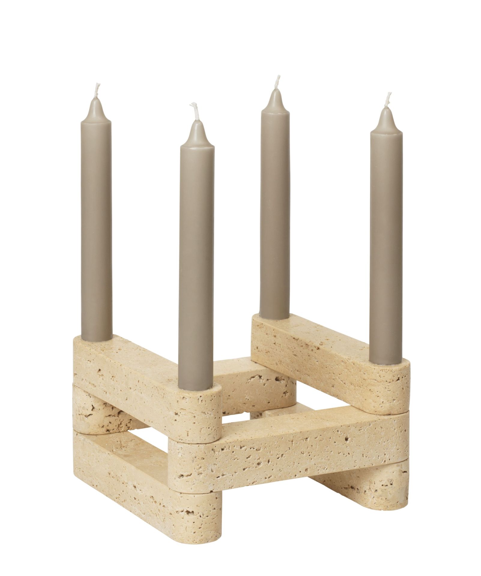 Newel Kerzenhalter von Ferm Living mit vier grauen Kerzen auf hellem Travertin.
