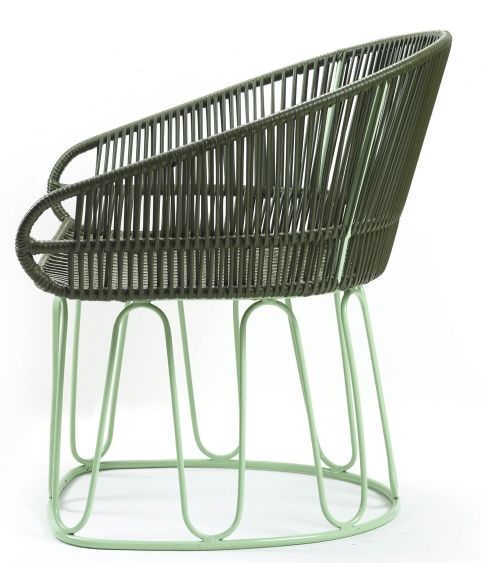 Circo Lounge Chair: Olivgrüner Outdoor Sessel mit pastellgrünem Gestell, ideal für Garten und Terrasse.