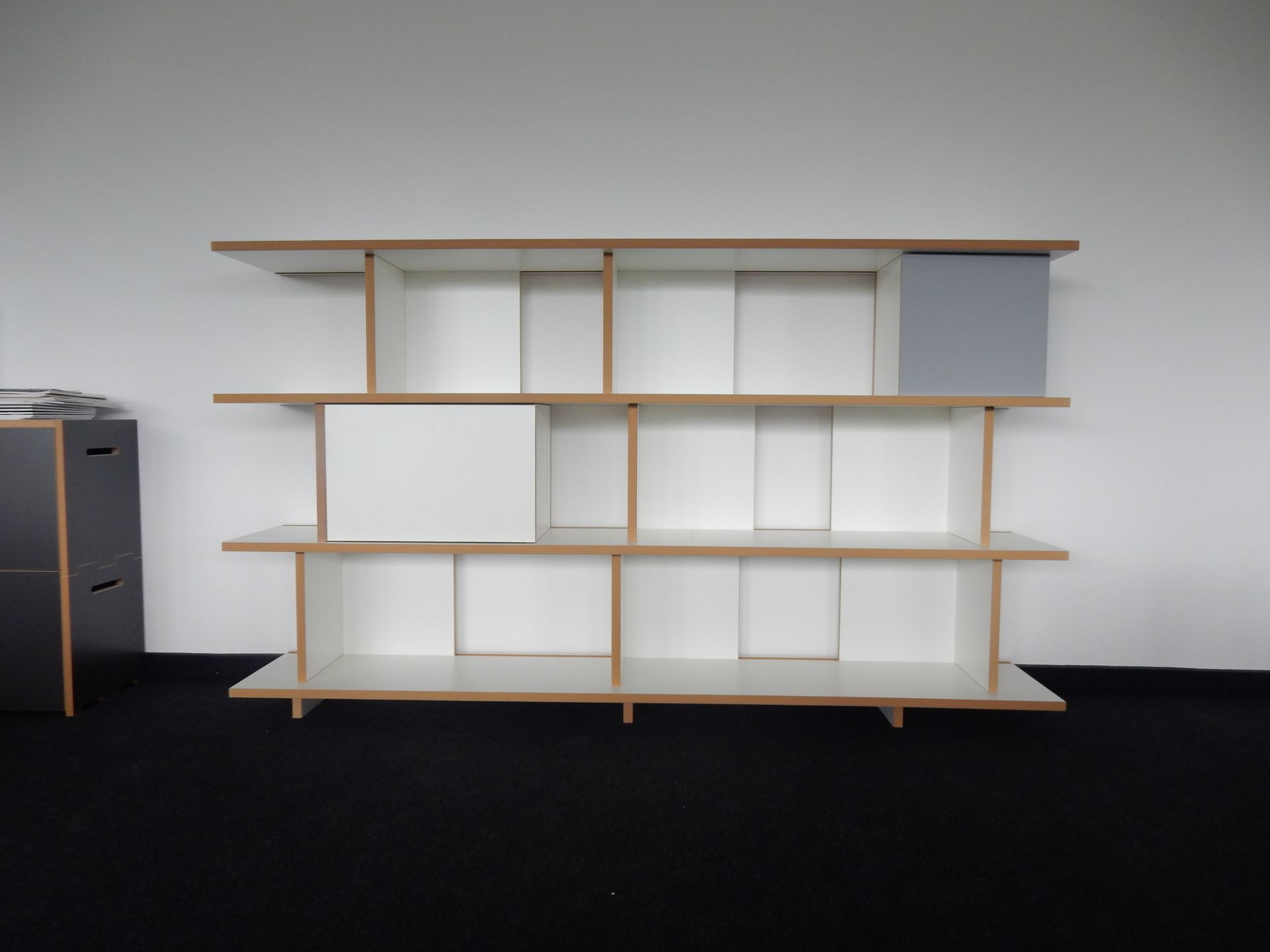 Stell Regal Anbaumodul von Tojo, modernes, offenes Bücherregal mit Fächern in Weiß und Naturholz.
