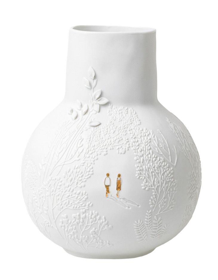 Weiße BG dankbar Vase mit Parkspaziergang-Motiv und filigranen Reliefs von Bäumen und Spaziergängern.