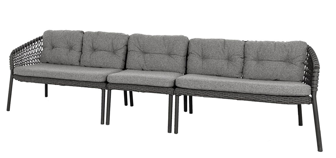 Cane-Line Ocean Sofa: Modulares Outdoor-Sofa mit dunkelgrauen Kissen und geflochtenem Rahmen für Garten und Terrasse.