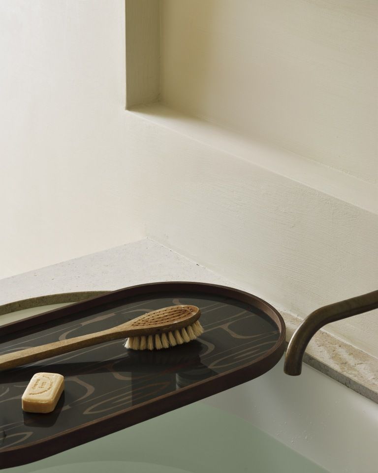 Second Nature Tablett von Ethnicraft im Bad mit Bürste und Seife.