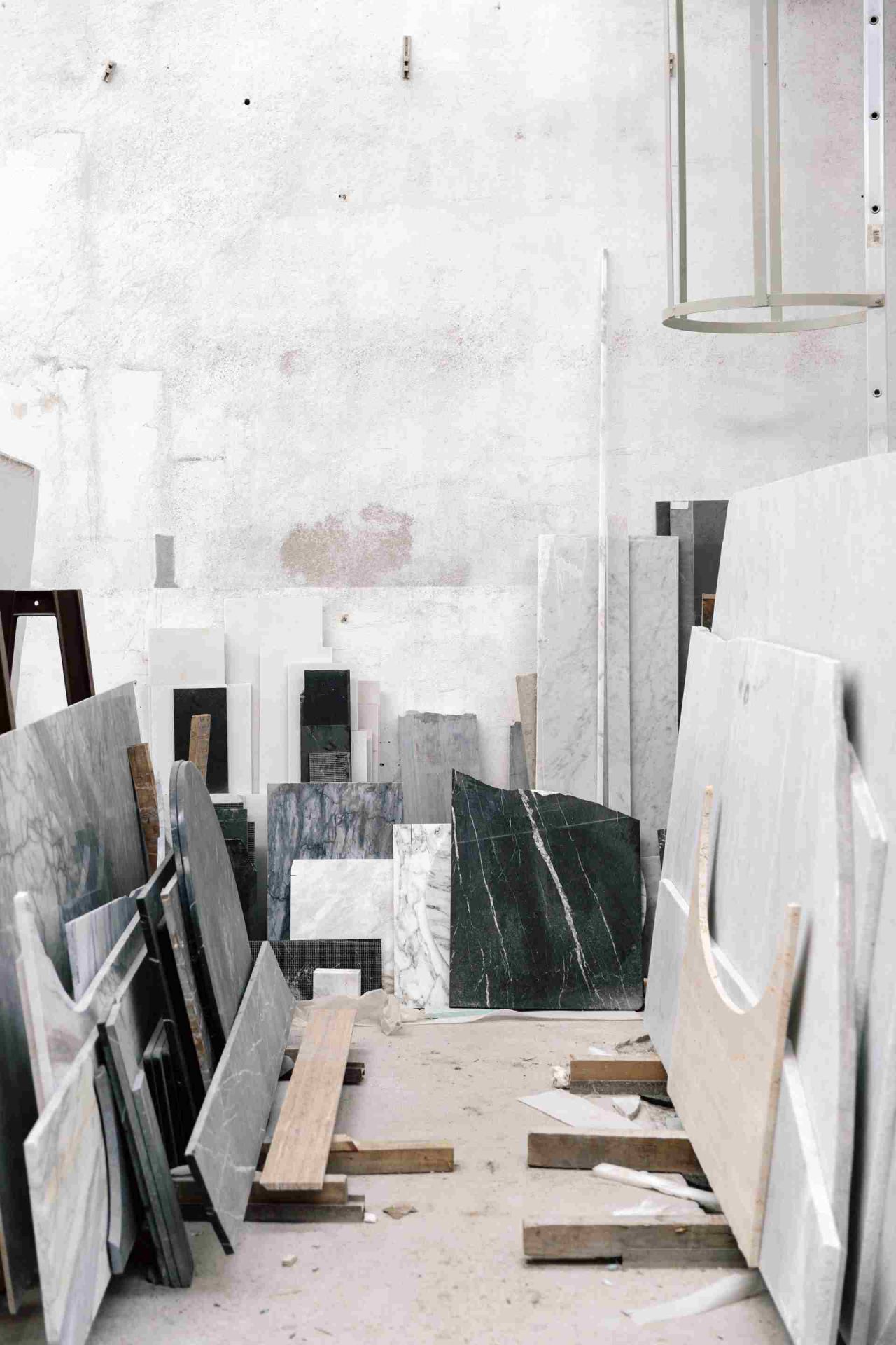 Verschiedene Marmorplatten, darunter Material für den Audo Plinth Beistelltisch, in einer Werkstatt.