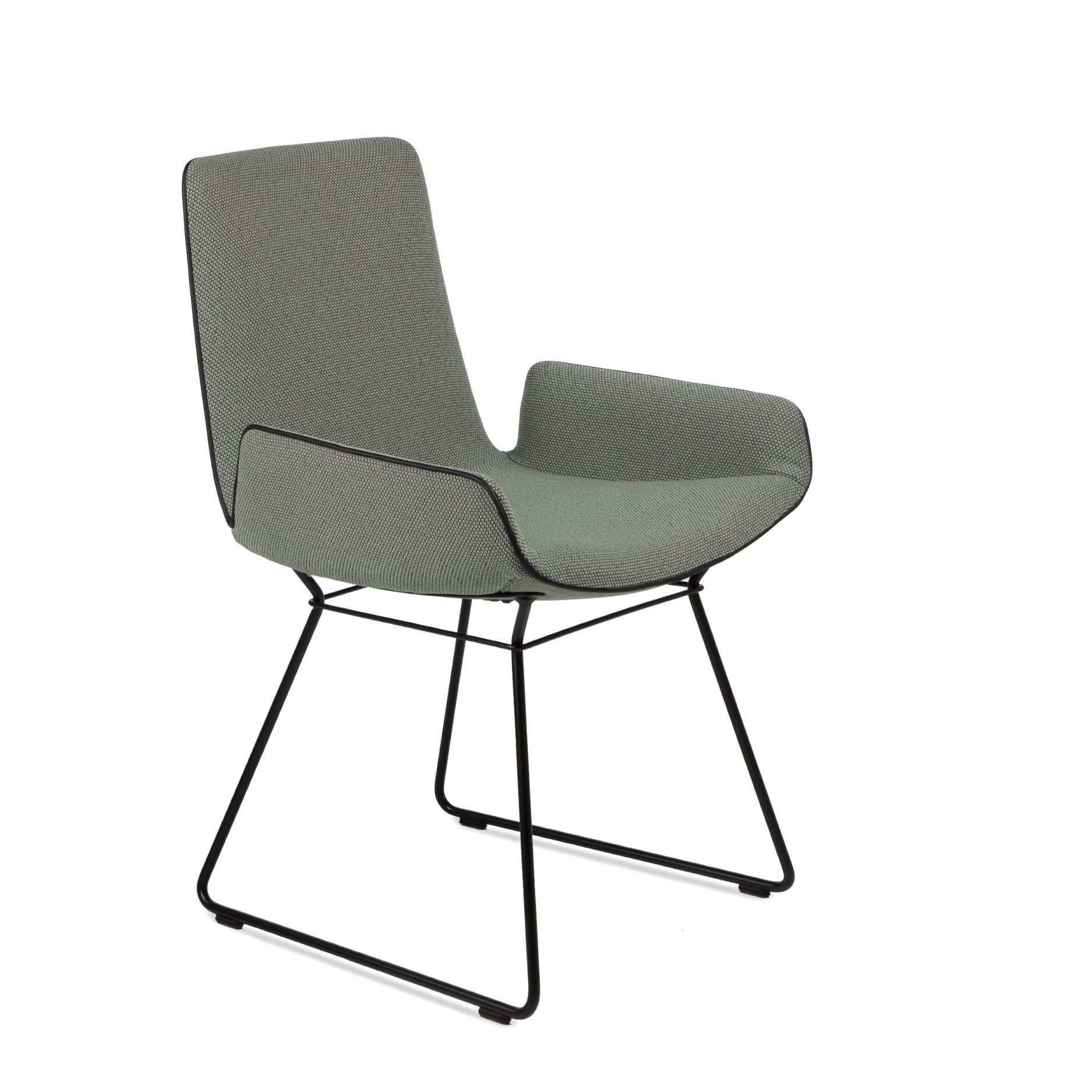 Amelie Armlehnstuhl mit niedrigen Armlehnen von Freifrau Manufaktur, grauer Stoffbezug und schwarzem Metallgestell.