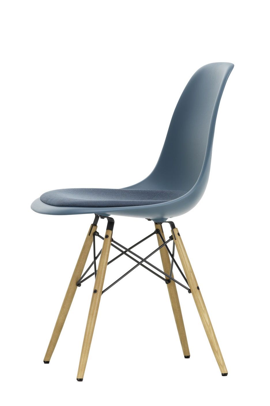 Blauer Eames DSW Stuhl mit Sitzpolster von Vitra, Holzbeine und schwarzem Metallgestell.