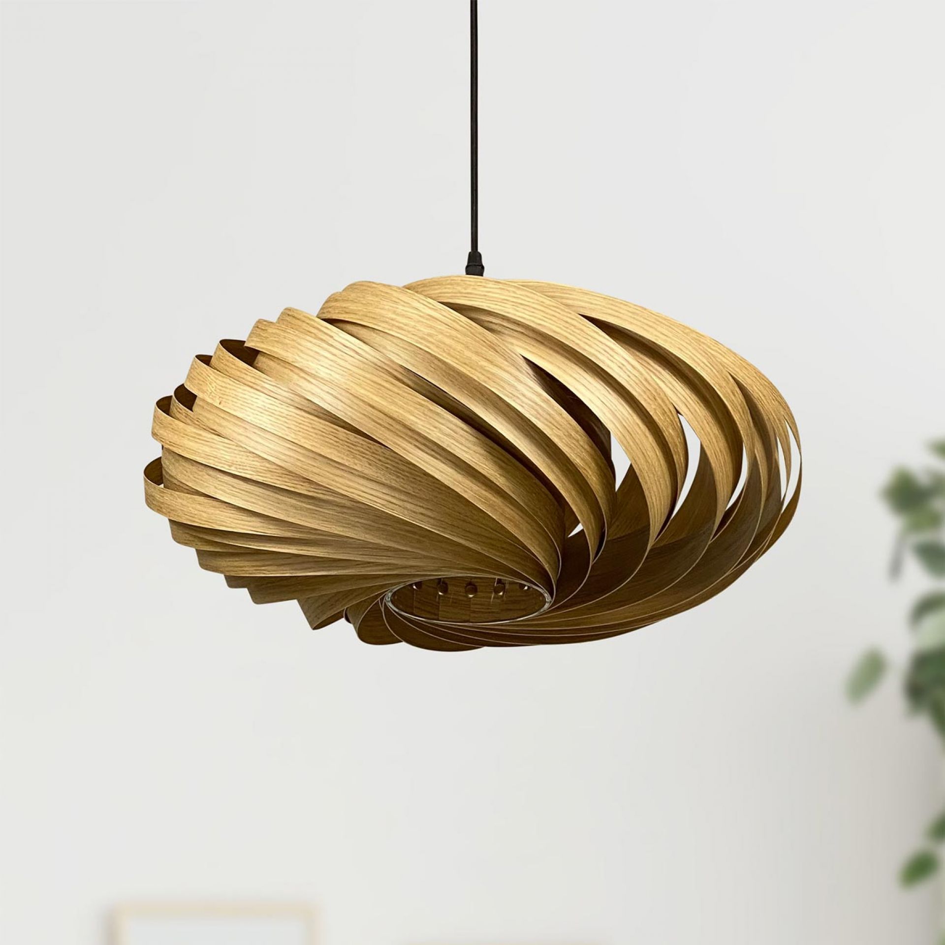 Veneria Hängeleuchte aus Eiche, spiralförmiges Design, moderne Pendelleuchte für Wohnzimmer und Essbereich, Durchmesser 50 cm.