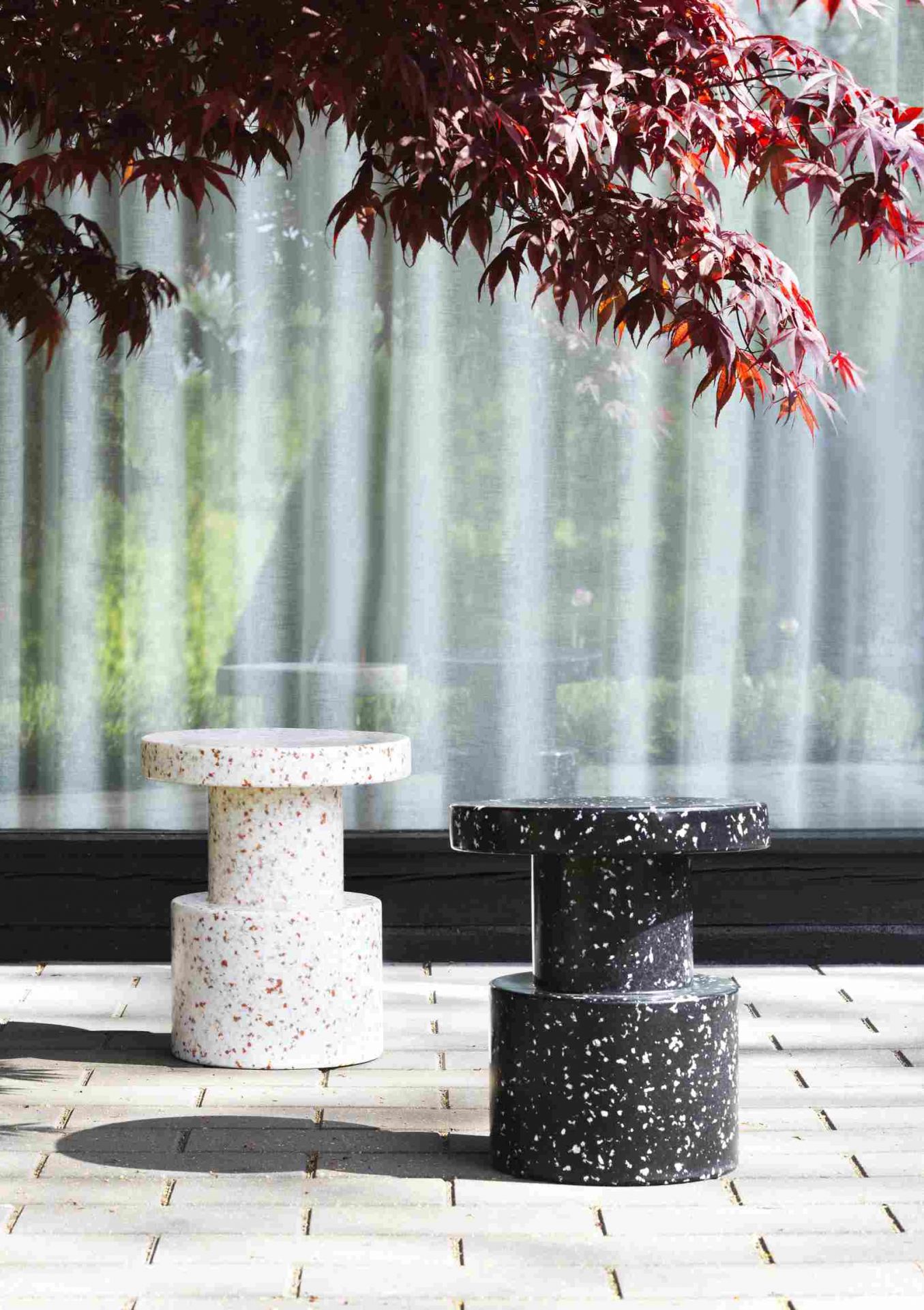 Zwei Bit Stool Hocker von Normann Copenhagen, einer weiß, einer schwarz, Terrazzo-Optik.