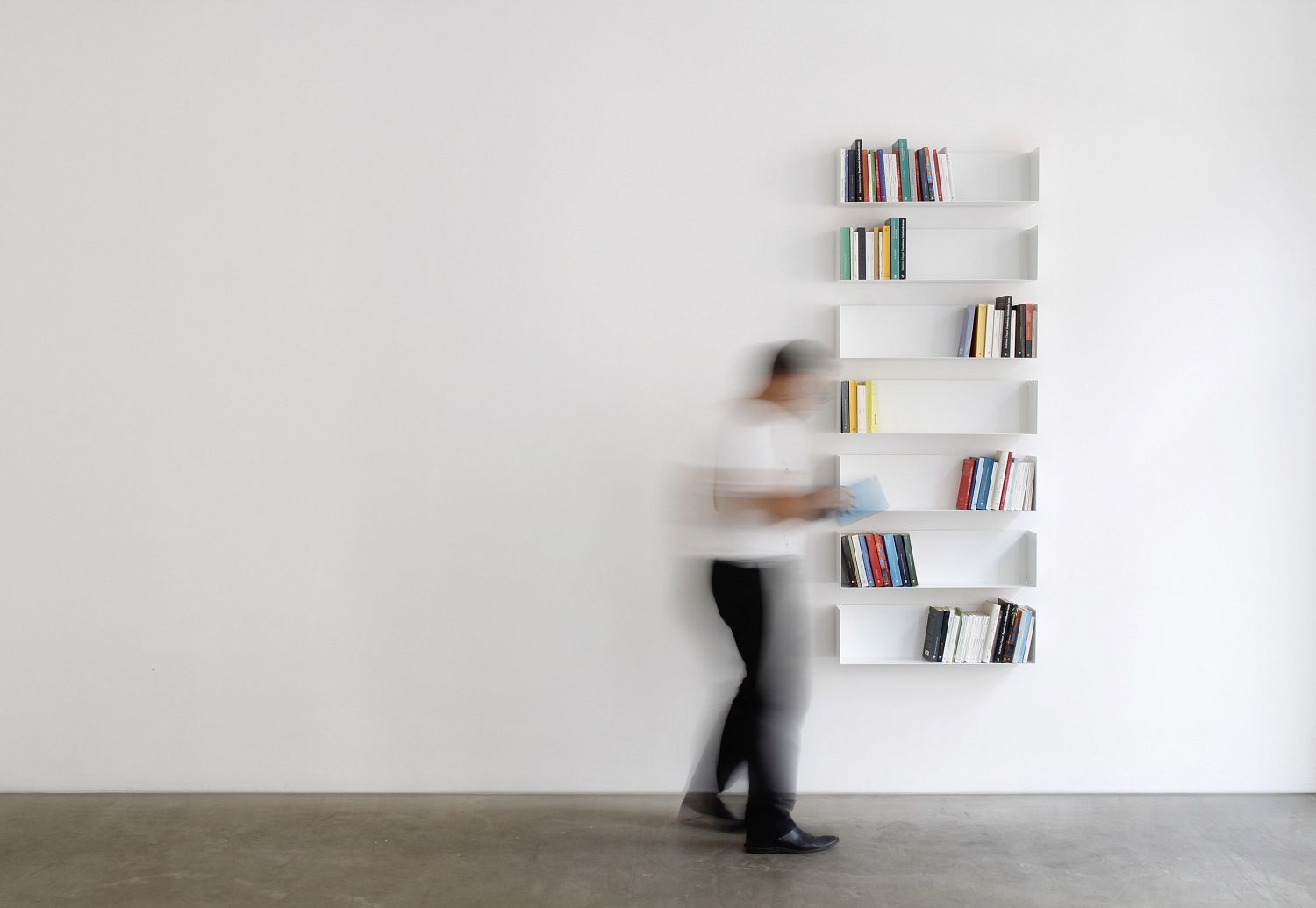 Taschenbuchregal a Linea1 by Müller Möbelwerkstätten