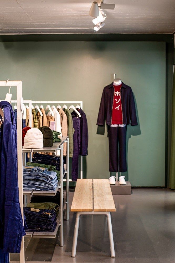 Run Bench Bank 3-Sitzer von Emeco: Moderne Sitzbank aus Aluminium und Walnußholz im Verkaufsraum.