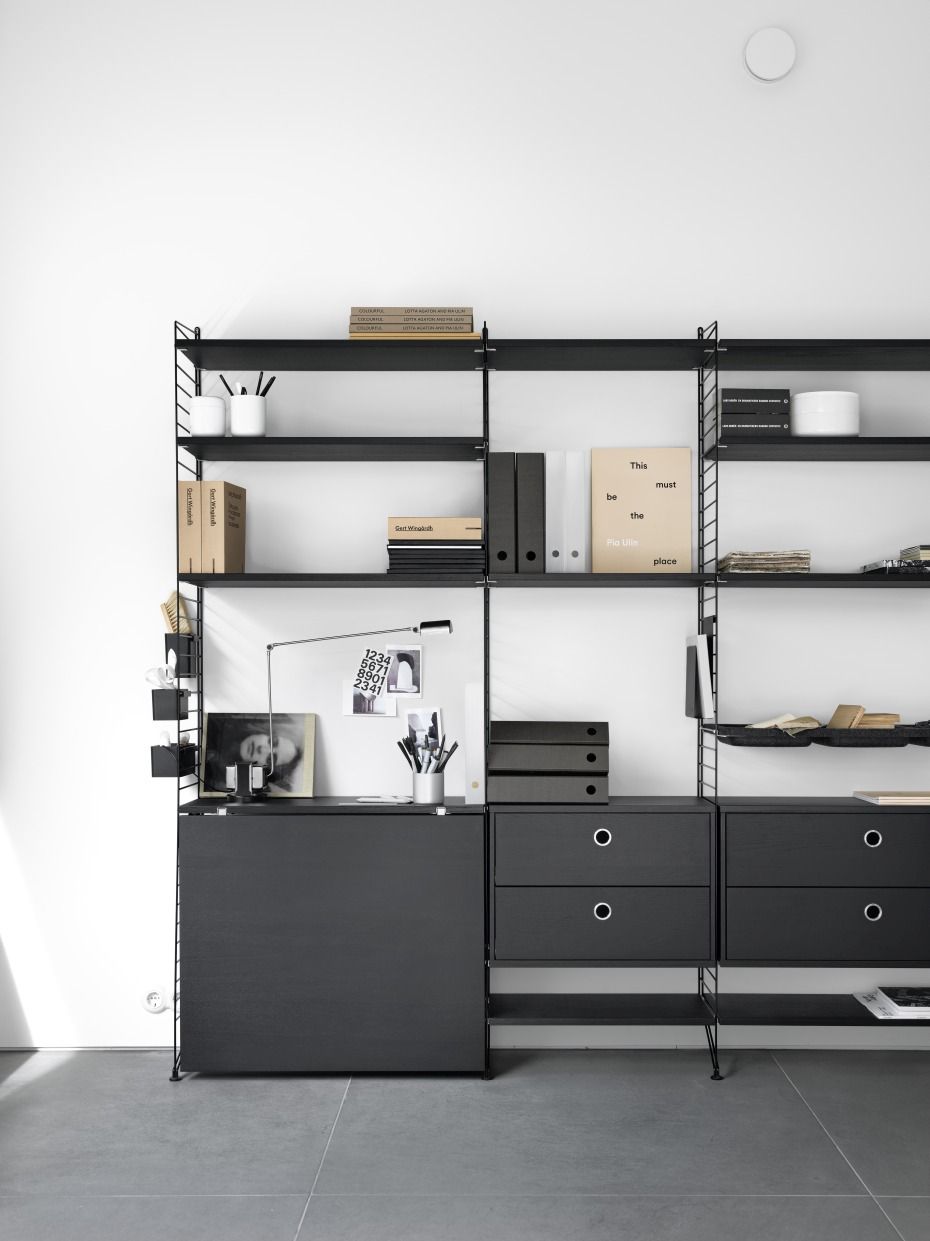 Schwarzes String Furniture Regalsystem L7 für das Wohnzimmer mit Schreibtisch und Schubladen.