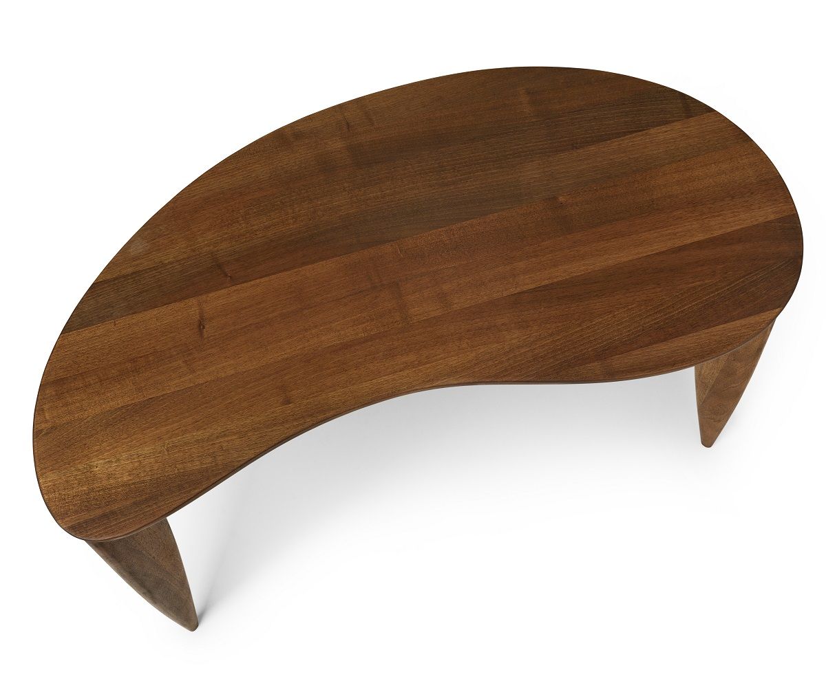 Draufsicht: Feve Desk Schreibtisch von Ferm Living aus Walnussholz mit organischer Form.