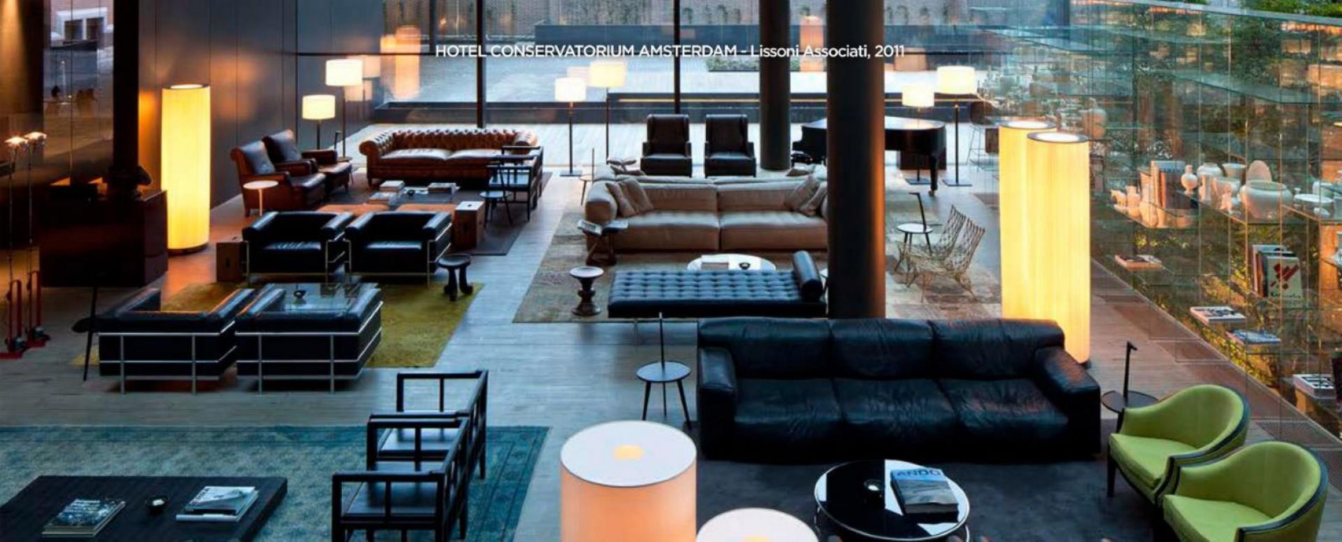 Innenansicht mit Cassina Grand Confort Sesseln und Sofas in verschiedenen Farben und Anordnungen.