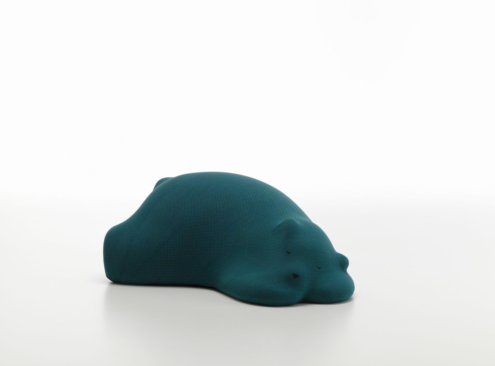 Blauer Vitra Resting Bear Stofftier, Bär-Design, modernes Wohnaccessoire für Kinder und Erwachsene.