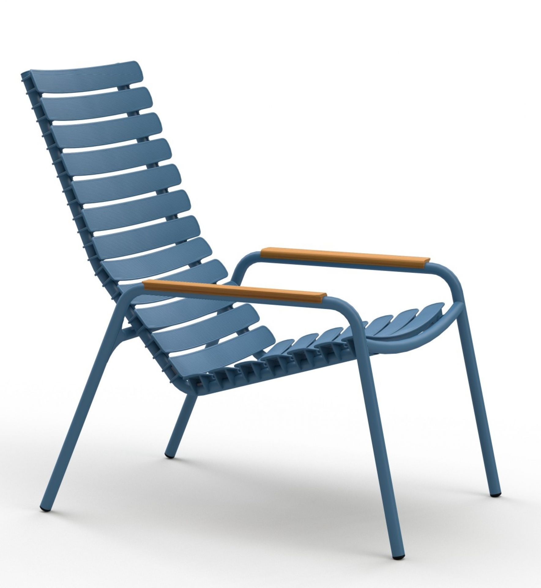 Blauer Reclips Lounge Chair von Houe mit Armlehnen aus Holz für den Garten.