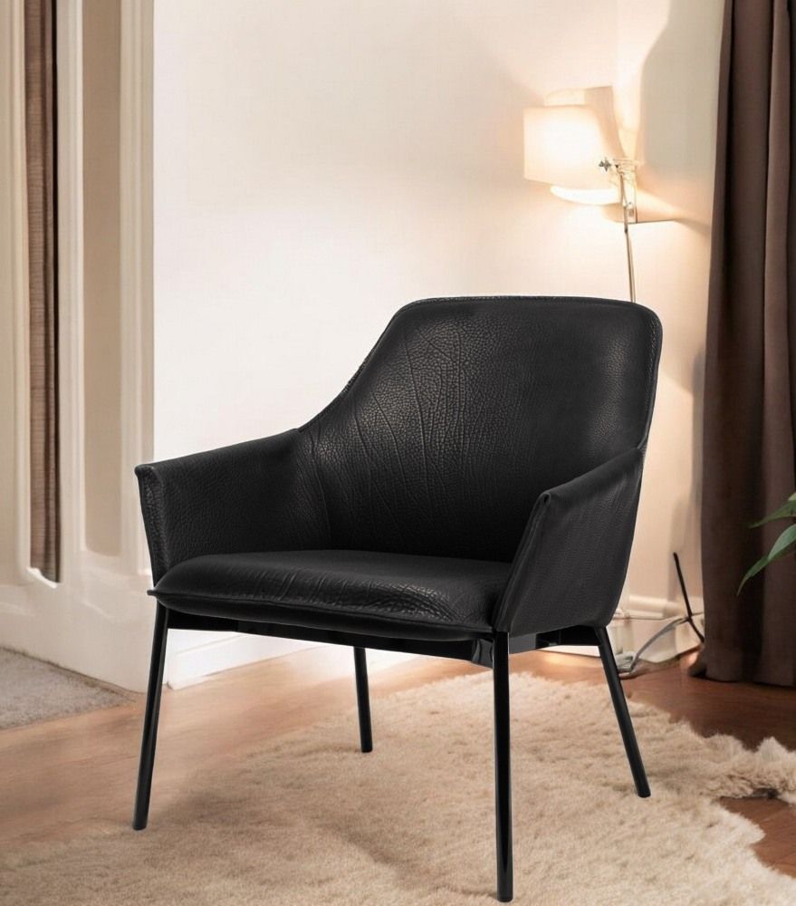 Schwarzer Grace Lounge Chair Low von Freifrau Manufaktur mit Lederbezug und filigranem Metallgestell.