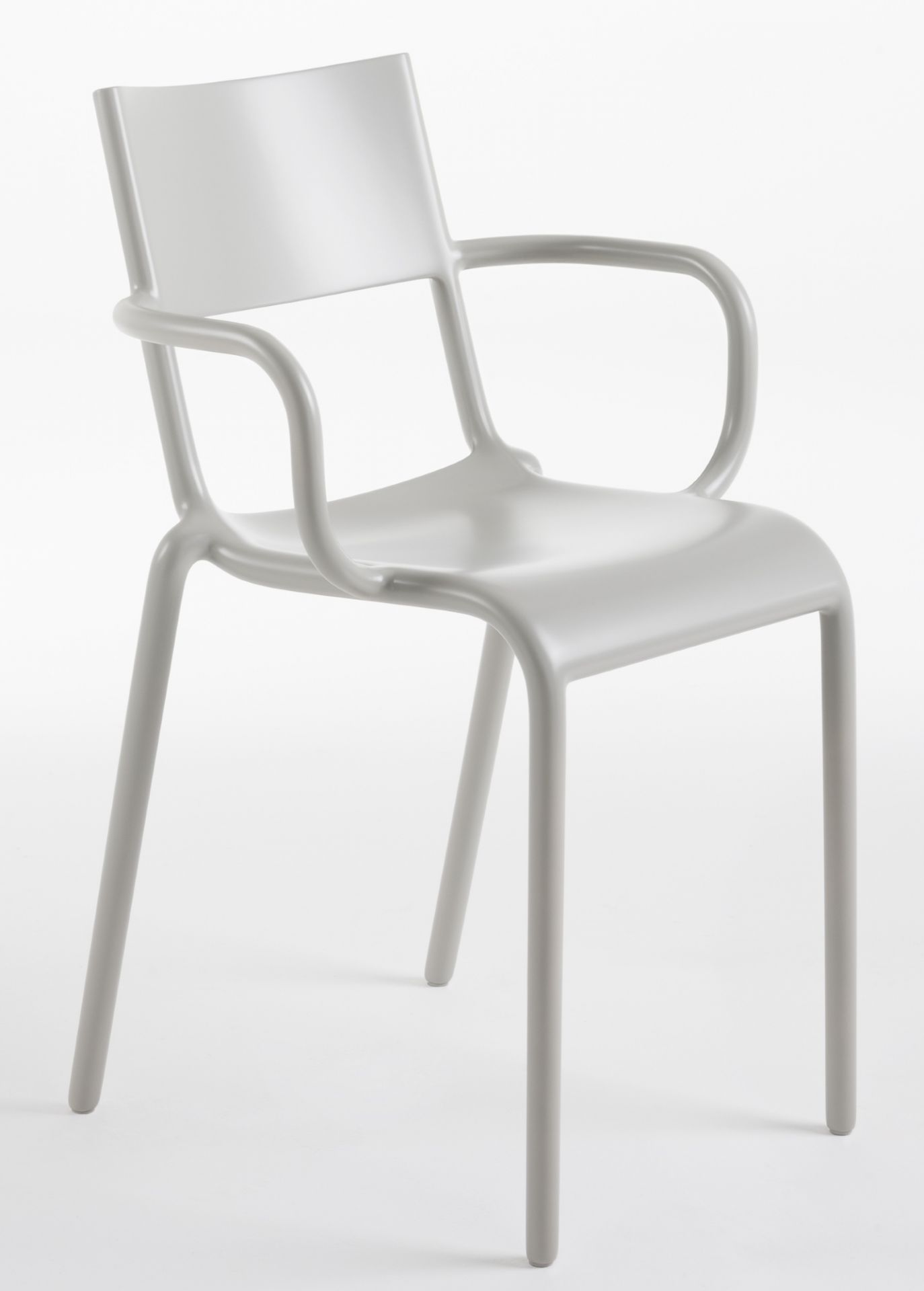 Grauer A Stuhl mit Armlehnen, Teil eines 2er Sets von Kartell, modernes Design.