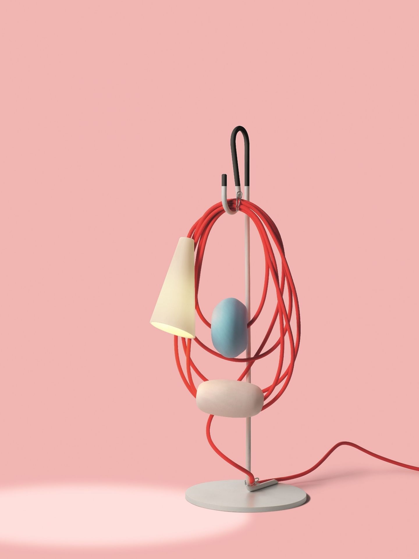 Filo Tischleuchte von Foscarini: Moderne Designerlampe mit rotem Kabel, Kegelform und farbigen Elementen.