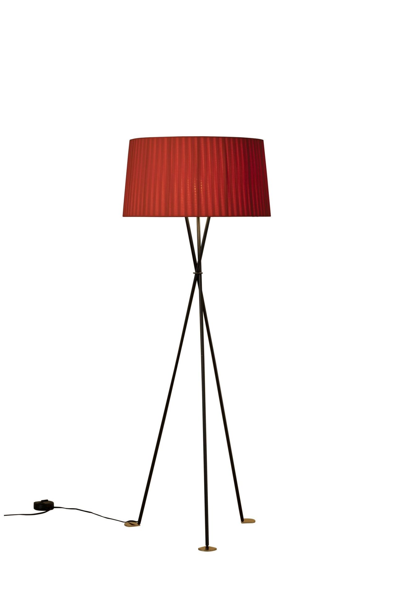 Tripode G5 Stehleuchte von Santa & Cole mit bernsteinrotem Lampenschirm und schwarzem Stativfuß.