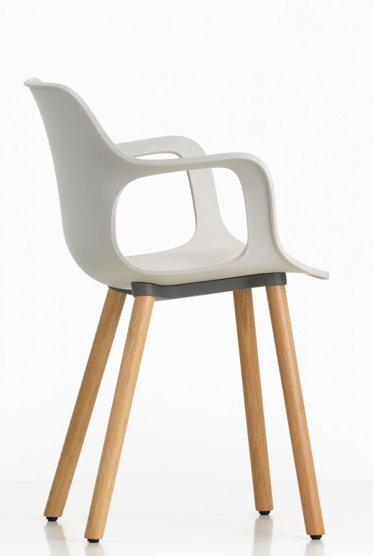Grauer Hal Armchair mit Holzbeinen von Vitra, ein moderner Armlehnenstuhl für Wohn- und Esszimmer.