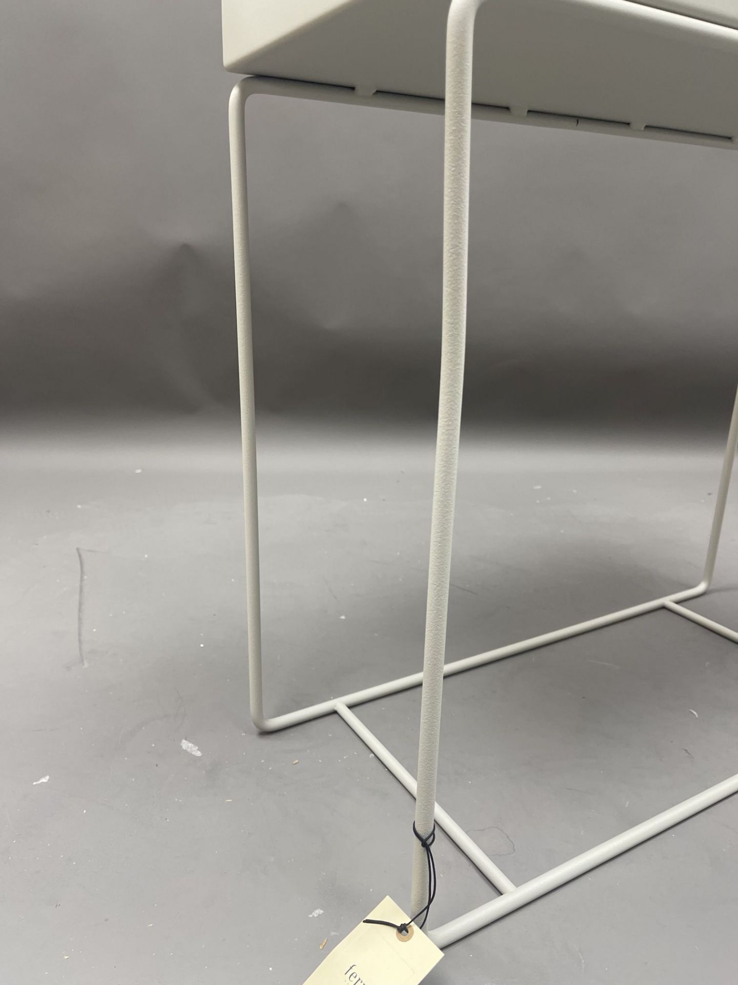 Detailaufnahme der hellgrauen Plant Box von Ferm Living, ein Pflanzkasten mit filigranem Metallgestell.