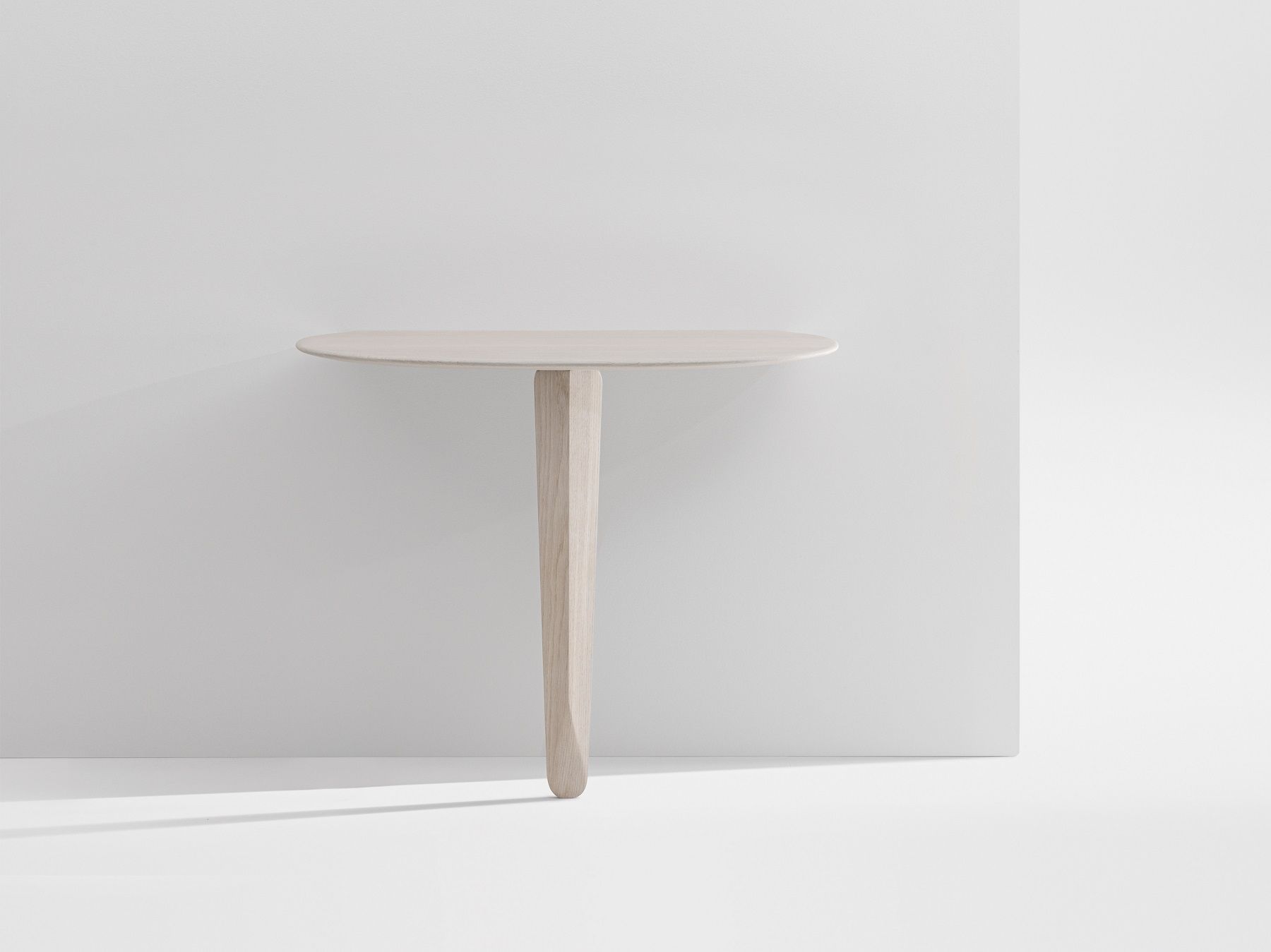 Kuyu Console Tisch: Minimalistischer Konsolentisch aus hellem Holz, symmetrisches Design, ideal für moderne Flure.