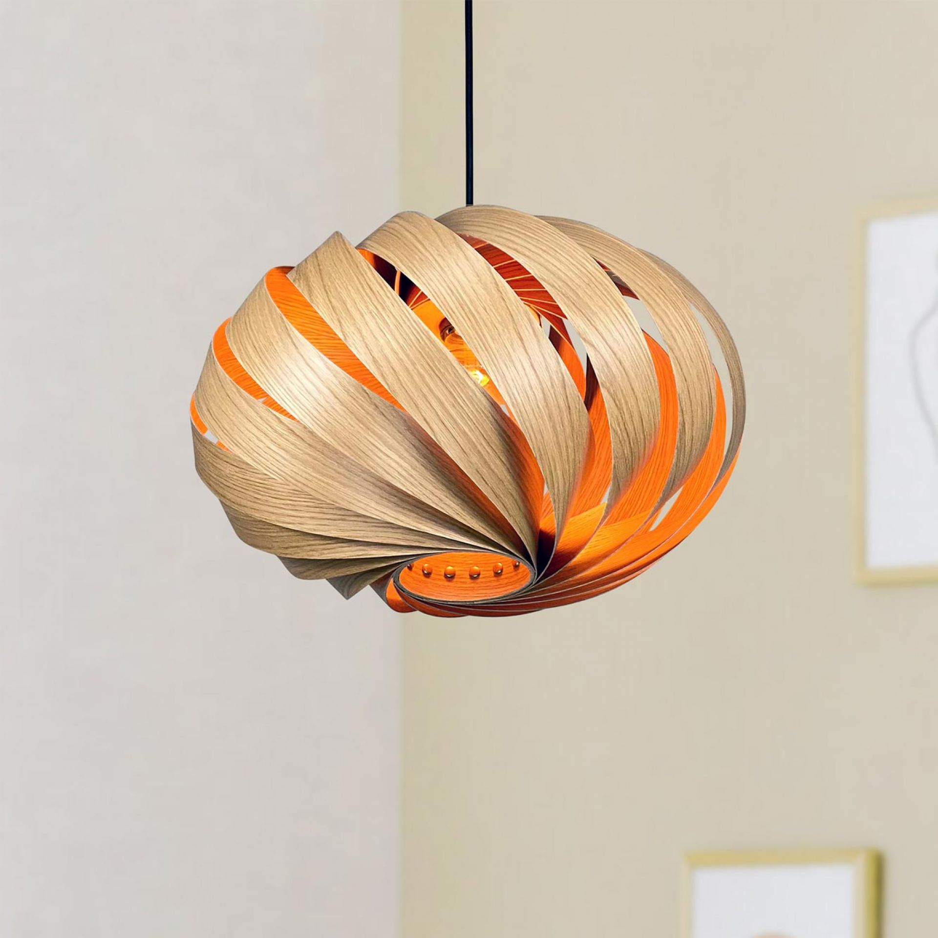 Serentia Hängeleuchte aus Eiche, Ø45 cm. Moderne Pendelleuchte mit Holz-Lamellen und warmem Licht.