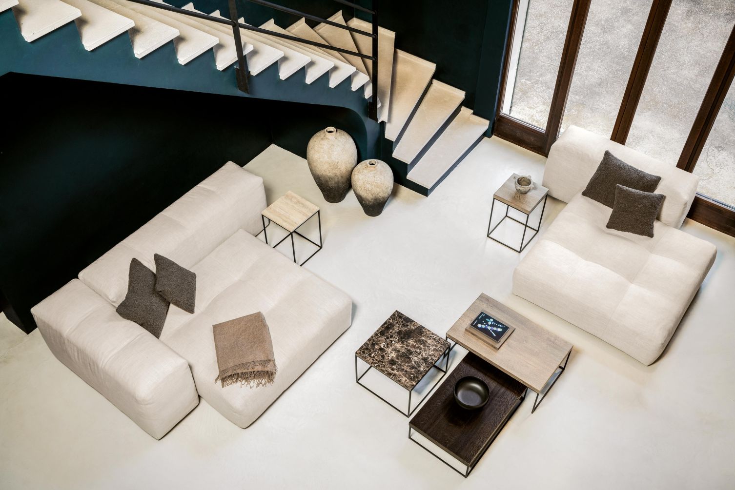 SC 54 Beistelltisch von Janua, Eiche geräuchert, quadratisch, im modernen Wohnzimmer mit Sofa.