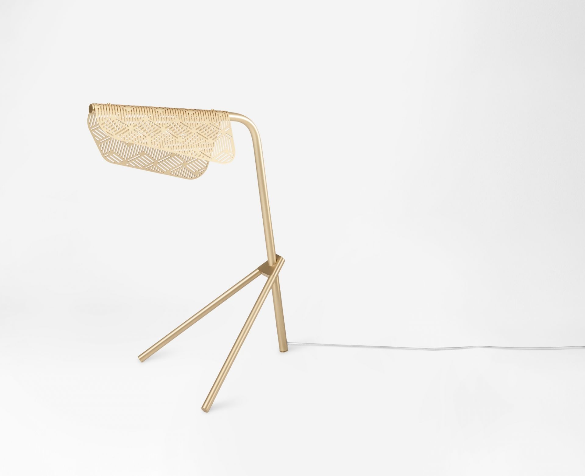 Mediterranea Tischleuchte von Petite Friture: Goldene Lampe mit filigranem Lampenschirm und dreibeinigem Gestell.