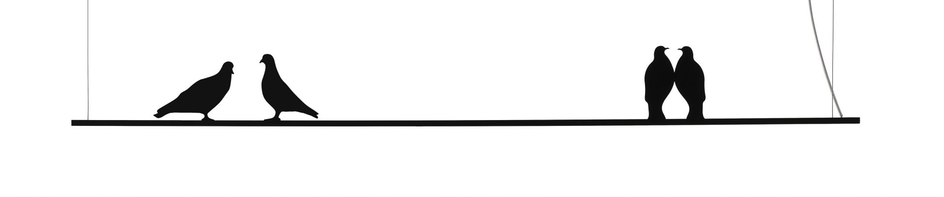 Phil Pendelleuchte mit Turteltauben: Schwarze Silhouetten von Tauben auf einer modernen Hängelampe.