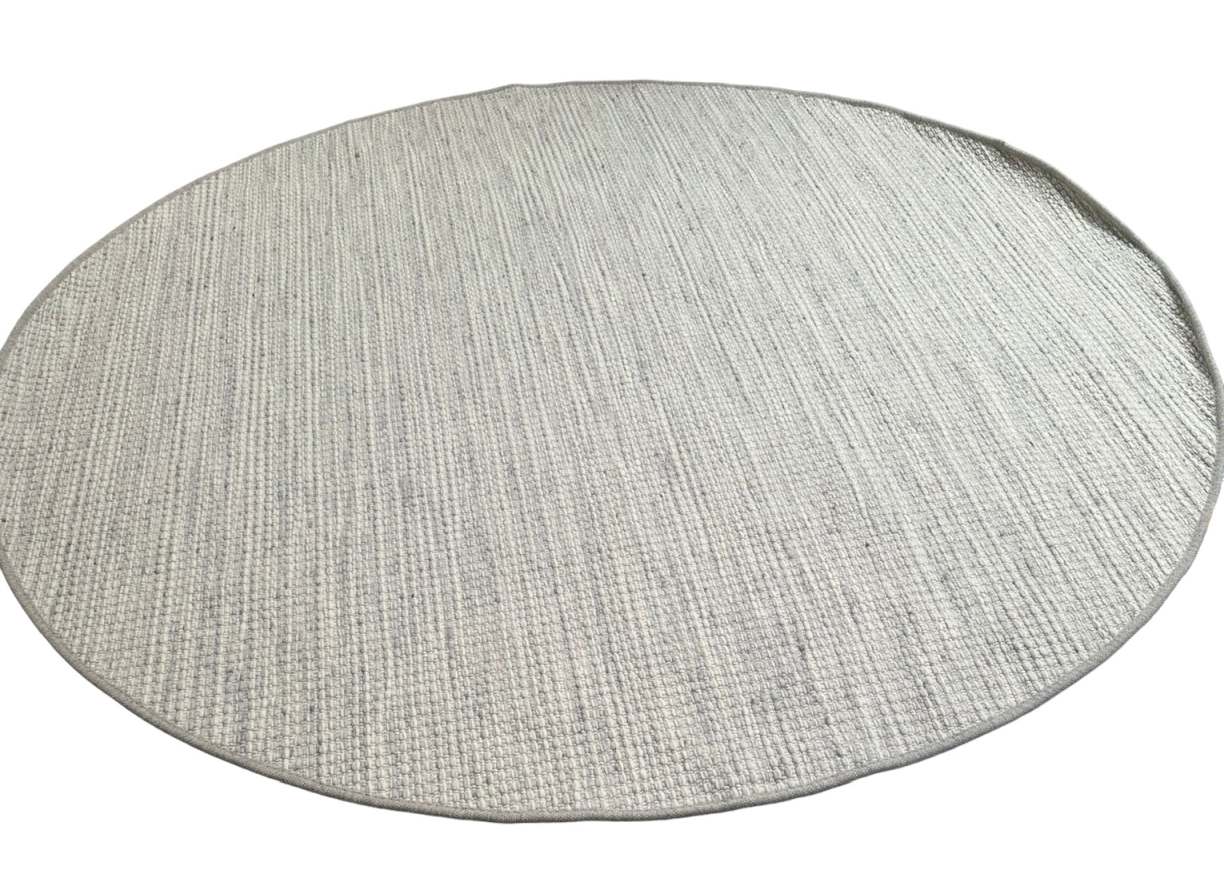 Olbia Teppich: Runder, hellgrauer Teppich (280 cm) von Tisca, ein handgewebtes Einzelstück.