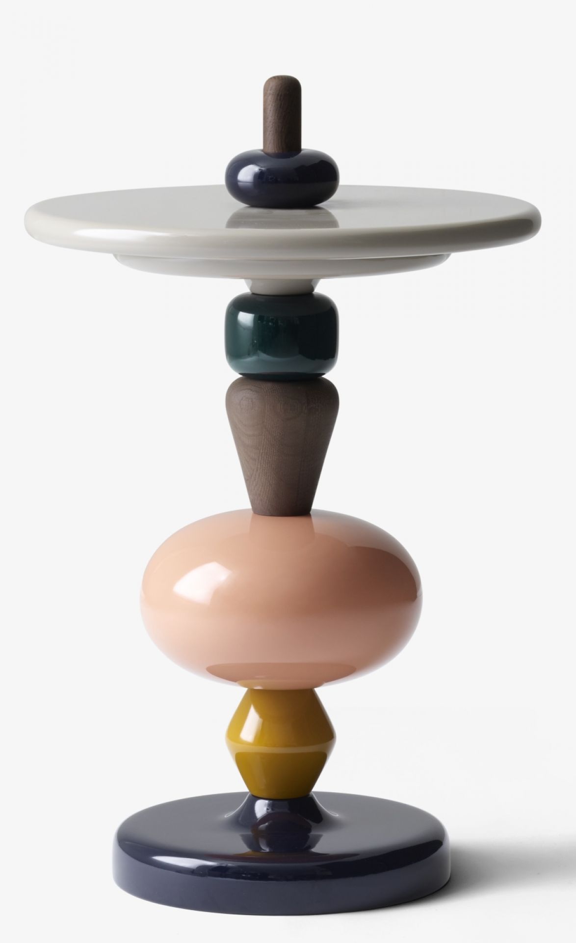 AndTradition Shuffle Tisch, bunt, bestehend aus verschiedenen geometrischen Formen und Farben. Design Beistelltisch.